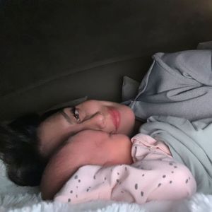 Hilaria Baldwin kuschelt mit neuestem Familienzugang Ilaria