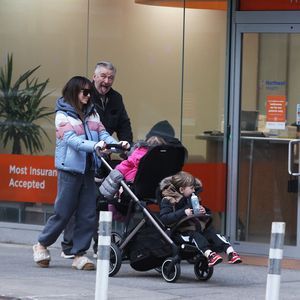 Bei Spaziergang mit den Kids: Alec Baldwin macht Grimassen