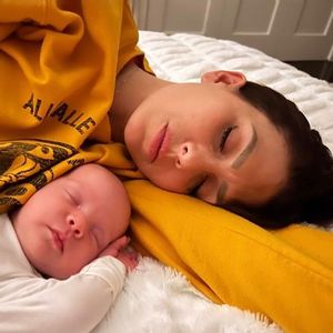 Süß! Hilaria Baldwin zeigt sich schlafend mit Baby Ilaria