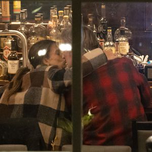 Nach Set-Tragödie: Alec und Hilaria Baldwin knutschen in Bar