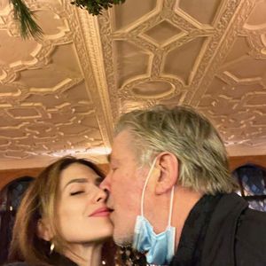 Knutschfoto: Hilaria und Alec Baldwin zeigen sich gelöst