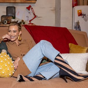 Schuhe oder Socken? Hilary Duff verwirrt auf Event mit Look