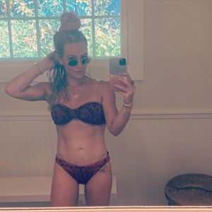 Im Leo-Bikini: Hilary Duff präsentiert sich superschlank
