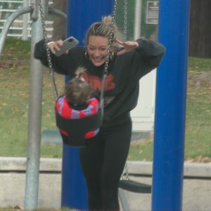 Wie süß! Hilary Duff und Banks haben Spaß auf dem Spielplatz