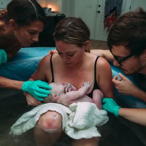 Wassergeburt-Fotos: Hilary Duff teilt intime Baby-Momente