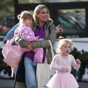 Schwer bepackt: Hilary Duff mit Kind und Kegel unterwegs!