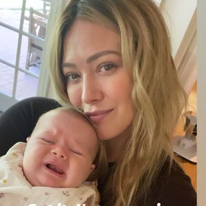 Ups: Hier knuddelte Hilary Duff ihr Baby Mae etwas zu doll!