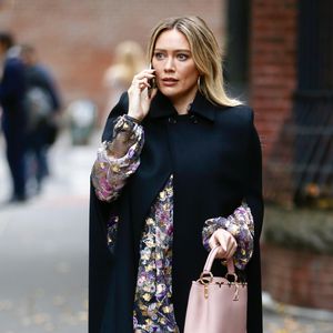 Bei TV-Dreh: Hilary Duff kann Babybauch kaum noch verstecken