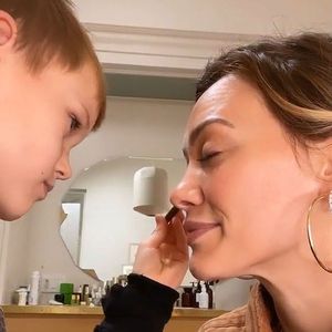 Bunte Überraschung: Hilary Duffs Sohn Luca (8) schminkt sie!