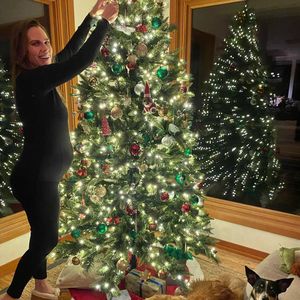 Mit Zwillingen schwanger: Hilary Swank zeigt ihren Babybauch