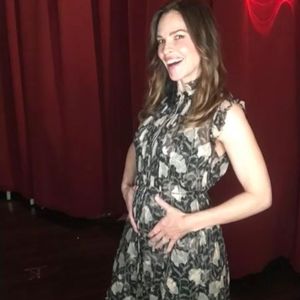 Zwilllinge: Hilary Swank präsentiert ihren Mini-Babybauch
