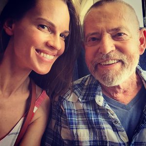Nach Lungentransplantation: Wie geht es Hilary Swanks Vater?