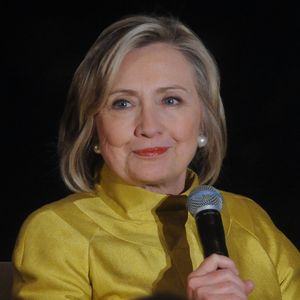 Hillary Clinton: Opfer einer fiesen Schuh-Attacke