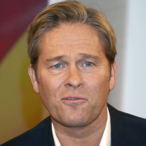 Moderator Hinnerk Baumgarten kämpft mit OP-Komplikationen