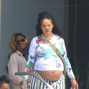 Hochschwangere Rihanna spaziert mit ihren Söhnen durch L.A.