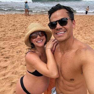 Schwangere Holly Kingston posiert mit ihrem Jimmy am Strand