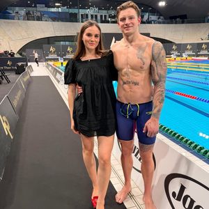 Schwangere Holly schwärmt von Ehemann Adam bei Comeback