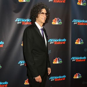 Heiß! Howard Stern überzeugt als Xmas-Drag Queen