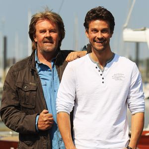 So süß spielt Opa Howard Carpendale mit seinem Enkelchen!