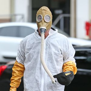 Wegen Coronavirus: Howie Mandel im Ganzkörper-Schutzanzug