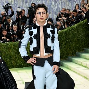 Hudson Williams nach Met Gala hosenlos im falschen Hotel