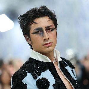 Hudson Williams von erbarmungslosen Autogrammjägern verfolgt