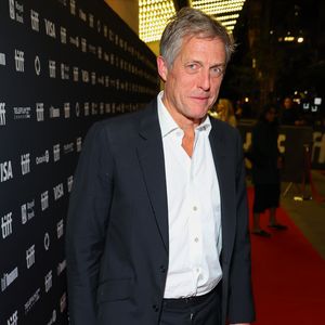 Hugh Grant findet, dass er zu spät Kinder bekommen hat
