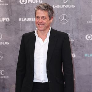 "Schrecklich": Hugh Grant vermisst seine Kids am Filmset