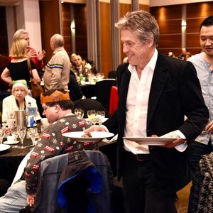 Süß: Hugh Grant hilft bei Weihnachtsessen für Rentner aus