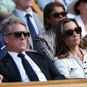 Lustig: Hugh Grant schlummert in der royalen Wimbledon-Loge