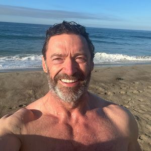 Tief eingetaucht: So cool startet Hugh Jackman ins neue Jahr