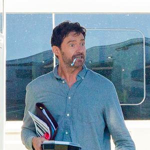Nanu? Hier läuft Hugh Jackman mit Zahnbürste im Mund herum