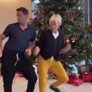 Hugh Jackman und Deborra-Lee Furness tanzen vorm Tannenbaum