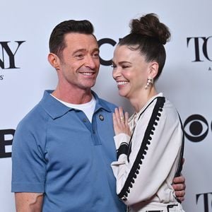 Hugh Jackman und Sutton Foster albern am Flughafen herum