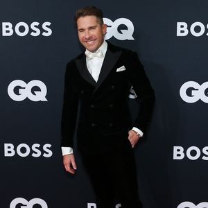 Liebes-Outing? Hugh Sheridan hält Händchen mit Unbekanntem