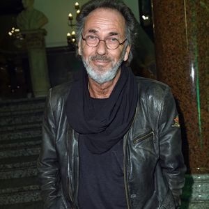 Hugo Egon Balder mit einem gebrochenen Fuß auf Theaterbühne