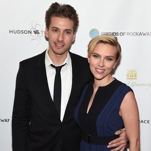 Scarlett Johansson plaudert über Bindung zu Zwillingsbruder