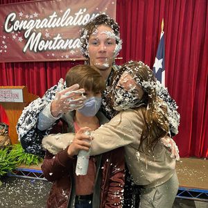 Schaumparty bei "Young Sheldon": Montana hat den Abschluss!