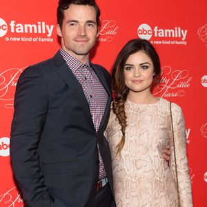 Lucy Hale und Ian Harding drehen romantischen Weihnachtsfilm