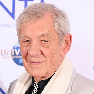 Ian McKellen fällt bei Theateraufführung in London von Bühne