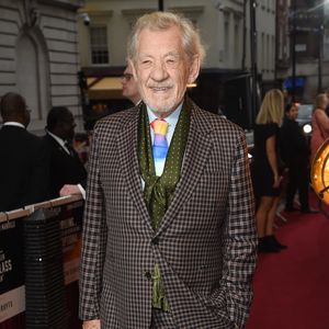 Ian McKellen feiert nach seinem Unfall wieder ausgelassen