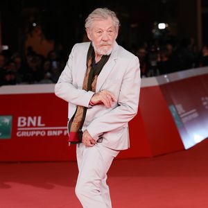 Sir Ian McKellen kehrt nach Bühnensturz ans Filmset zurück