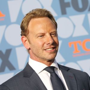 Mit Kappe: Ian Ziering erstmals nach Biker-Prügelei gesehen