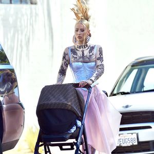 Neu-Mama Iggy Azalea wurde zum ersten Mal mit Baby gesehen