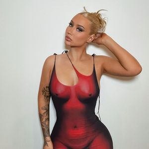 Nach Kylie Jenner: Iggy Azalea setzt auf Nippel-Print-Trend