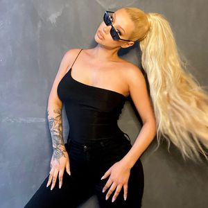 Nach geheimer Geburt: Iggy Azalea begeistert mit Mini-Taille