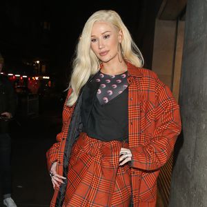 Coole Kombi? Rapperin Iggy Azalea im roten Karomuster-Look