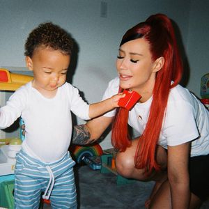 Ganz privat! Hier spielt Rapperin Iggy Azalea mit ihrem Sohn