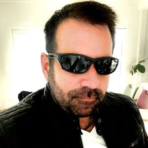 Welcher Promi verkleidet sich denn hier als Michael Wendler?