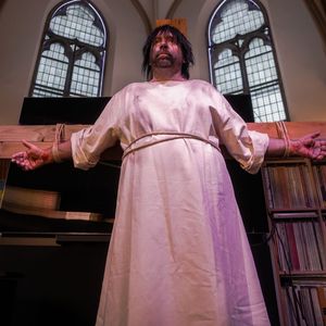 "Bumsbar"-Musikvideo: Ikke Hüftgold hängt als Jesus am Kreuz